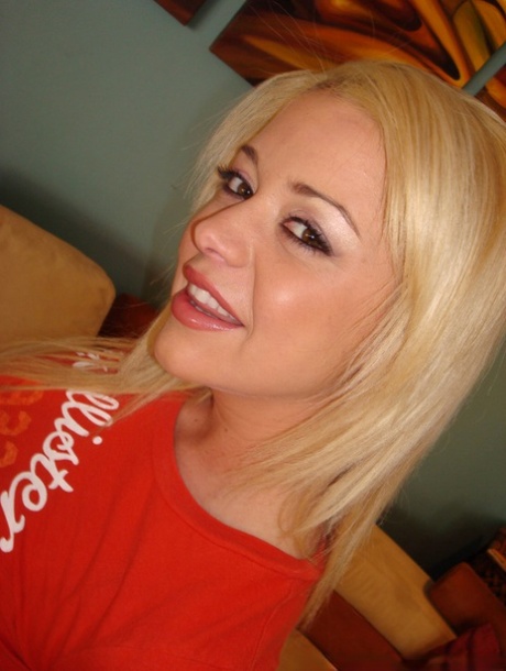 Bąbelkowa blondynka MILF Holly Morgan z radością rozbiera się, aby pokazać swoje naturalne cycki