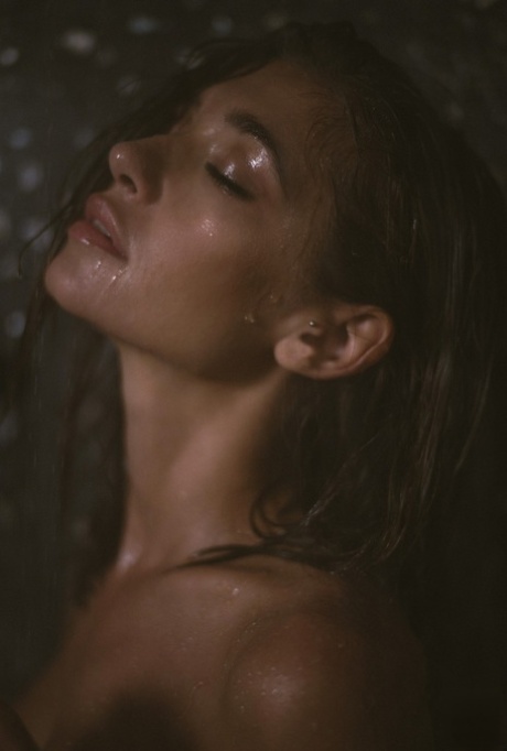 Den rumenske modellen Raluca Cojocaru poserer og går splitter naken gjennom jungelen.
