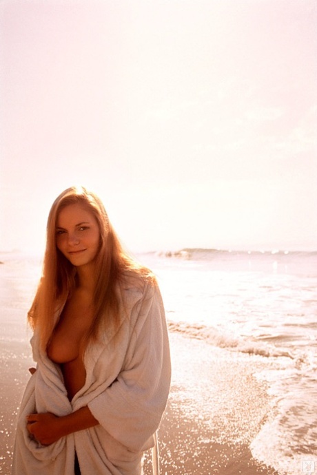 Erotisk modell Sandy Johnson visar naturliga bröst med puffiga stora bröstvårtor hett