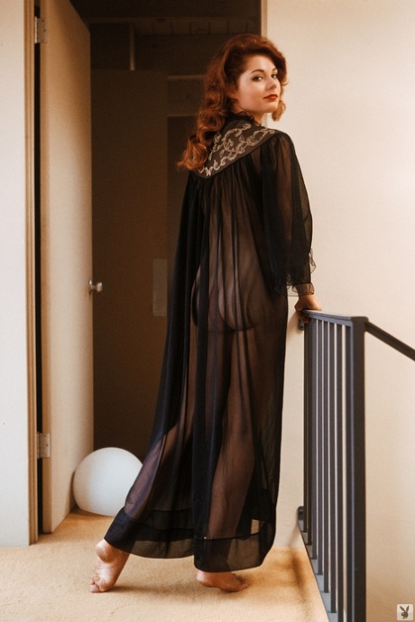 La MILF Kathy Douglas mostra le sue belle curve naturali durante un servizio fotografico vintage