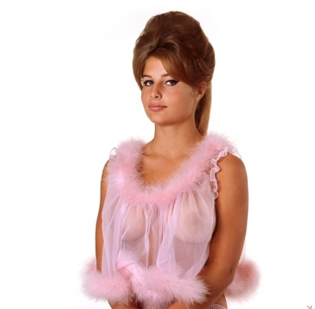 La sexy playmate flessibile del 1964 Donna Michelle espone le sue tette perfette