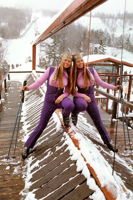 Sexys conejitas de nieve revelan sus tetas naturales en la estación de esquí