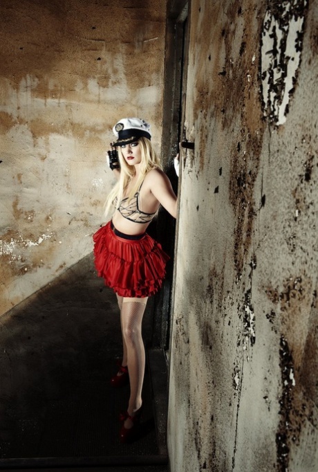 Amerikansk playmate i sexet rød nederdel Jennifer Pershing stripper helt nøgen