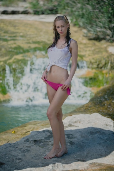 Rubia húngara con tetas falsas Miss Zita posando desnuda en la naturaleza