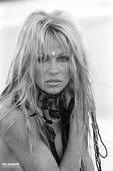 Den provoserende blondinen Pamela Anderson viser frem sine store, luksuriøse pupper.