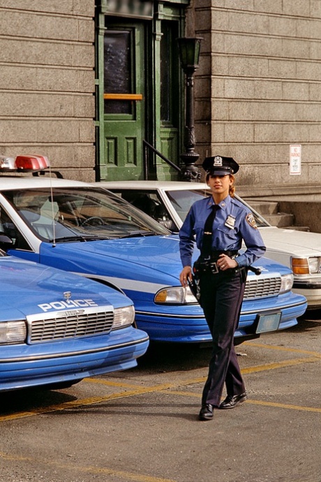 Chlípná policistka Carol Shaya předvádí své sexy tělo