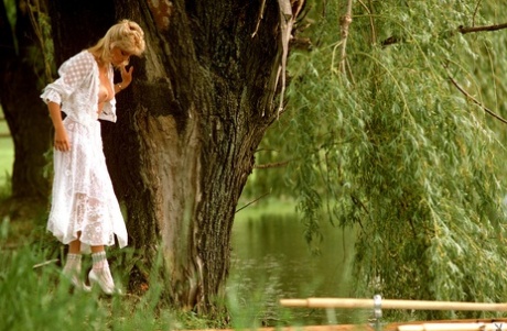 Потрясающая блондинка Линн Остин в кружевах обнажает большие натуральные сиськи у реки