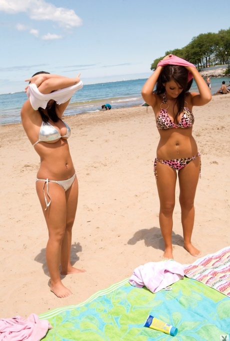 Modelos en bikini con grandes tetas naturales Sarah Michaels y Nikki Mitchell