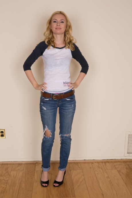Skinny American Teen Girl Kennedy Kressler zeigt ihre kleinen Titten