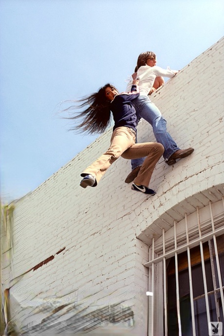 Vintage playboy model Simone Boisseree poseert op bank na stunt actie