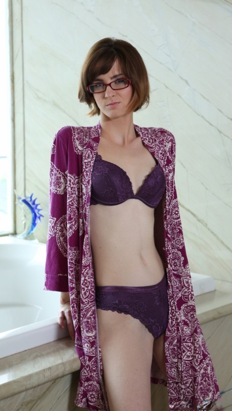 La flaca adolescente pelirroja Jay Taylor se desnuda y muestra sus tetas naturales