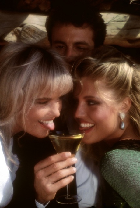 Elegante blondiner Jane & Joanne McVay suger en stor pecker med lidenskap
