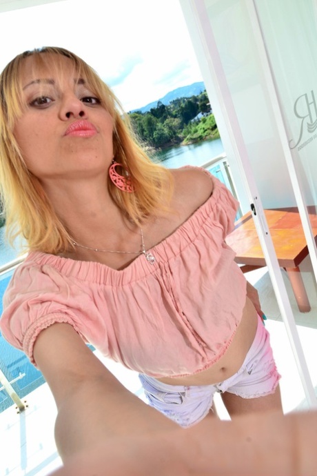 Blonde Latina Amateur Juana Maria zieht Shorts aus, um mit ihrer Blasenbeute zu necken