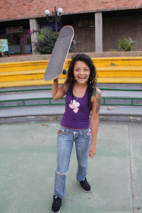 スキニースケーターDiana Delgado、階段でキュートなタトゥーを露出