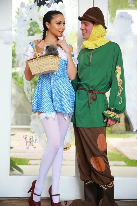 Benige brunette tiener Ariana Marie spreidt haar geschoren poesje in een Dorothy kostuum