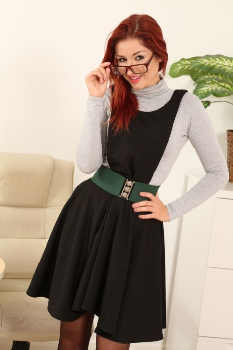 A nerd ruiva Lucie Kent mostra as suas mamas naturais numa lingerie luxuosa