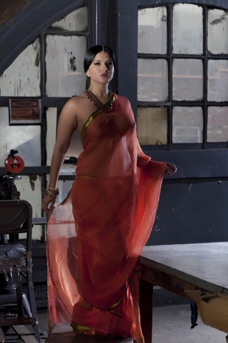 Cycata solistka Sunny Leone modeluje solo w prześwitującym indyjskim stroju