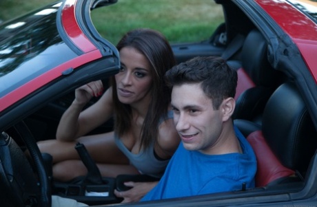 La jolie brune Khloe Kash suce la bite du jeune Brad Knight dans une voiture