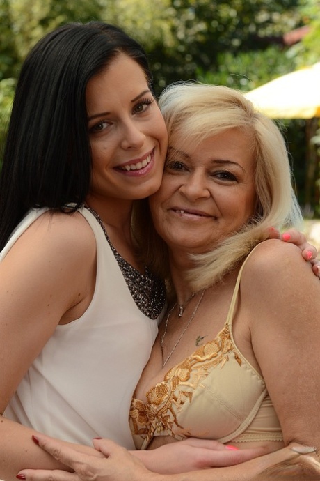 Brunette Daniella Rose gaat uit haar dak met lesbische oma Suzie bij het zwembad