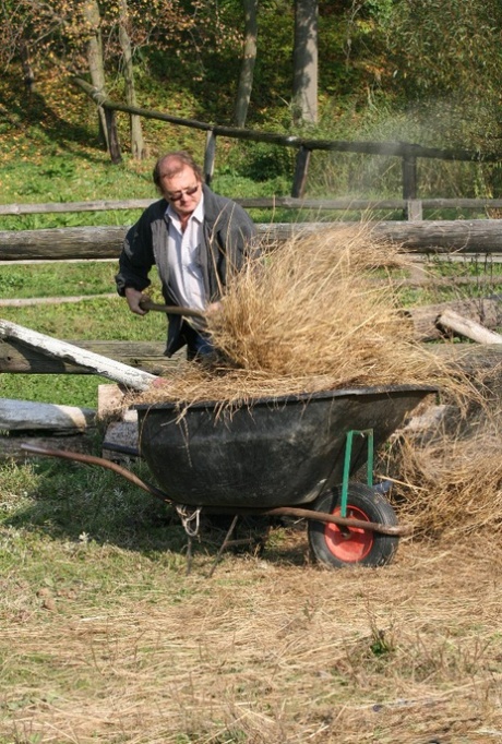 Geil stel pauzeert hun werk op de boerderij voor een snelle wip tussen het losse hooi