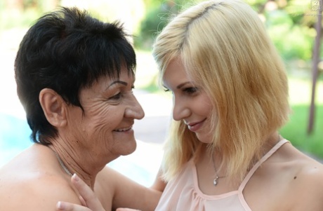Blond nastolatka Candy Sweet angażuje się w lesbijski stosunek z babcią Anastasią