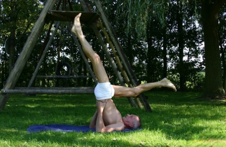 Jong blond meisje slaat oude buurman nadat ze hem heeft zien sporten in zijn tuin