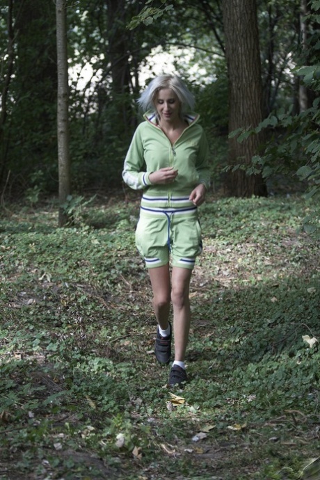 Le jogging matinal dans le parc local se termine pour Vera avec des vieux et des jeunes qui baisent.