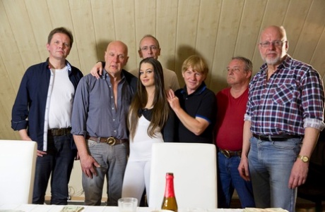 Geile senior pokerspelers genieten van groepsseks met mooie tiener Angelina Brill