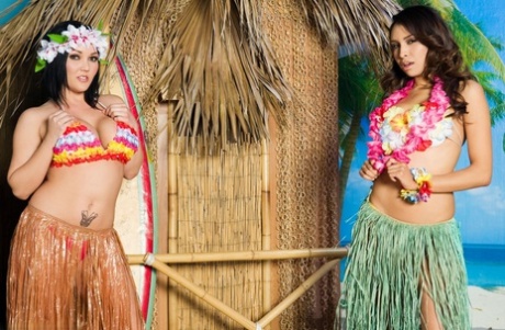 Brunetter med stora juggar Claire Dames och Nataly Rosa njuter av sex på Hawaii