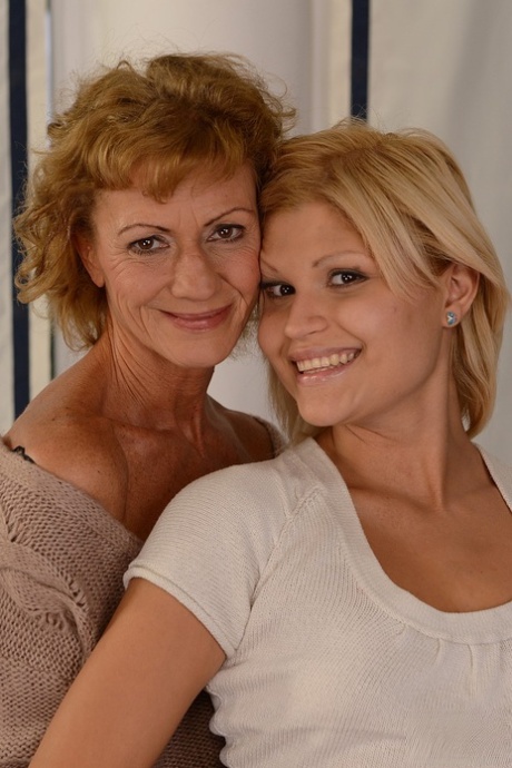 Kitty Rich, blonde tentante, lèche la chatte de sa grand-mère et se masturbe avec elle.
