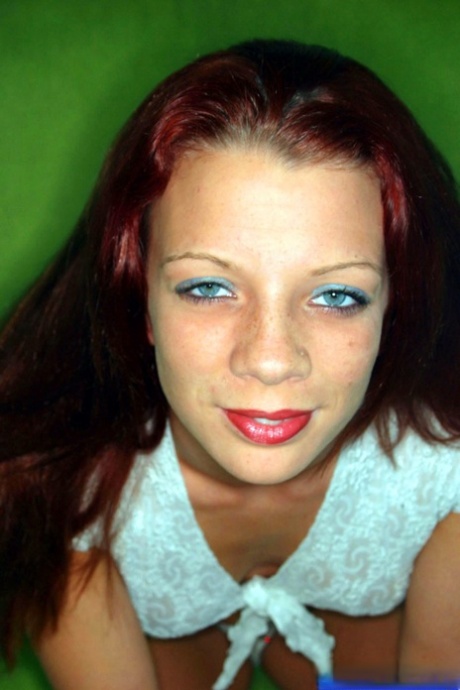 Blauäugige Schlampe Brandie May mit roten Haaren gibt Blowjob und erhält Gesichtsbehandlung