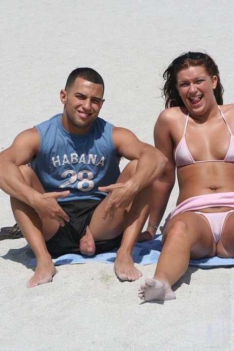 Drobna Latynoska z bąbelkowym tyłkiem Amber Fuentes wygłupia się na plaży