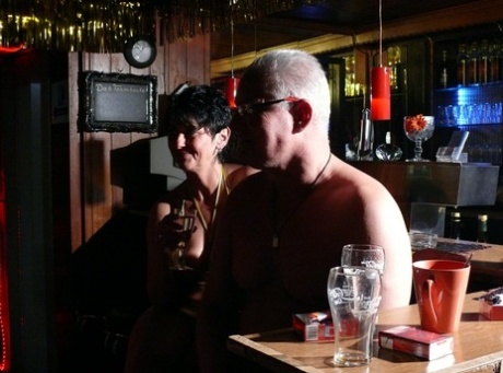 Åpenhjertige tyske swingere har en orgie etter at drinkene er drukket opp.