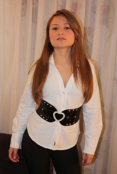 Klein onschuldig meisje Angee Ariza pronkt met haar neukbare kontje & kleine tietjes