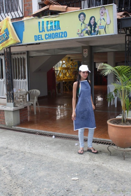 Frestande ung tonåring Latina Claudia Castro äter en korv provocerande