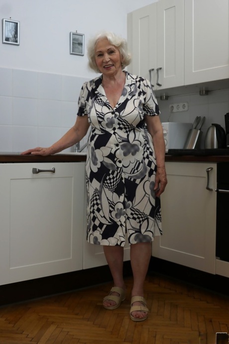 Freaky oude blonde oma genaamd Norma laat haar tieten zien in de keuken