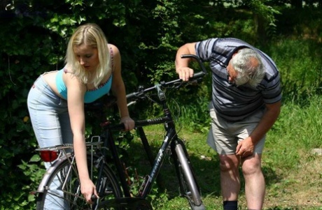 Jonge blonde Susan geeft senior Buiten Pijpbeurt & doggystyle voor fiets reparatie