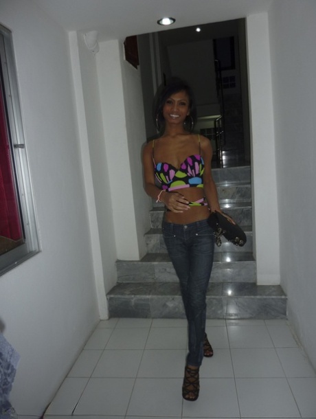 Ebony shemale Bo tira o seu jeans apertado e mostra uma grande pila preta