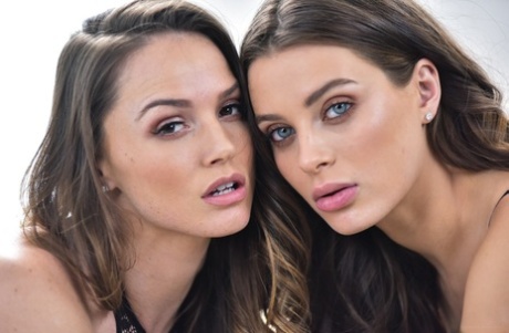 Lambidelas no cu e dedilhados com as deslumbrantes morenas Lana Rhoades e Tori Black