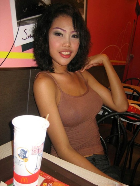 Eine Schar wunderschöner vollbusiger Amateur-Ladyboys, die auf ehrlichen Fotos gefangen sind