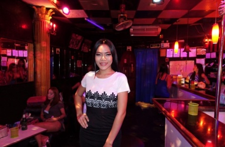 Modne amatør asiatiske shemales pause for å posere på Bankok ladyboy klubb