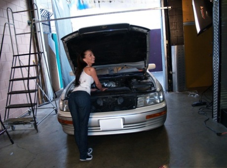 Rubia lesbiana embarazada seduce a una guapa mecánica para un cunilingus en el garaje