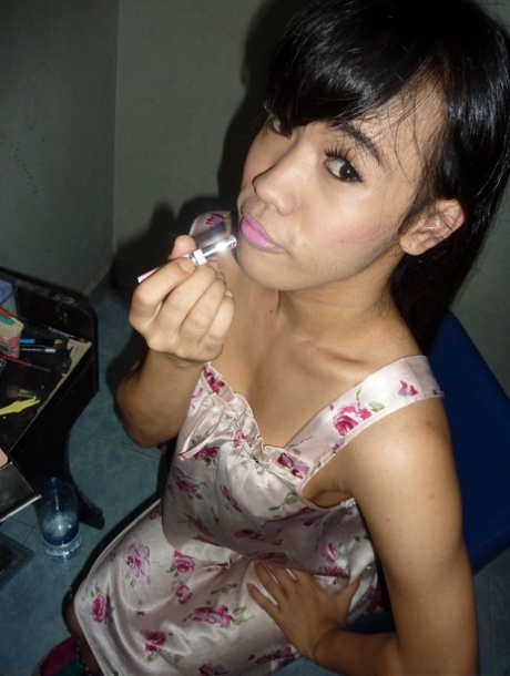 Bedårende amatør-shemale Mai smider kærestekjolen for at vise runde bryster og pik
