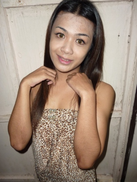 Fotos amateur de transexuales asiáticas flacas recogidas en las calles tailandesas
