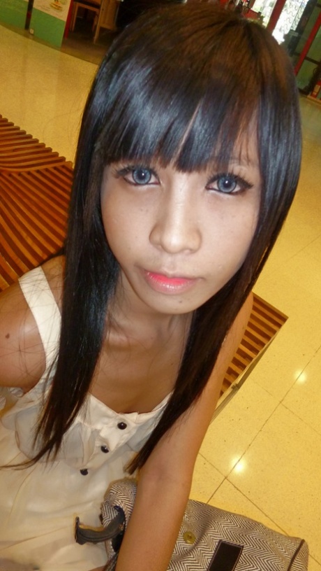 Mignonne ladyboy asiatique s