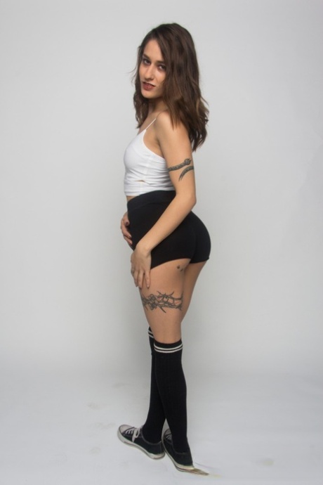 Spanska tatuerade vixen Alexa Nasha strippar och leker med en stor fet dildo