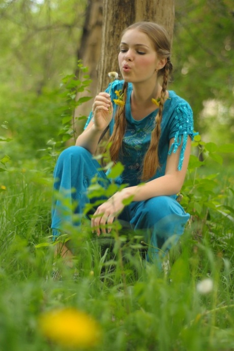 Absoluut prachtig tienermeisje Bridgit A showt haar kale poesje in vlechten