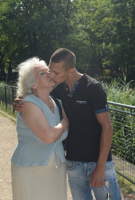 Stor kuk ebony pojke Tony Spark knullar granny Norma på första dejten