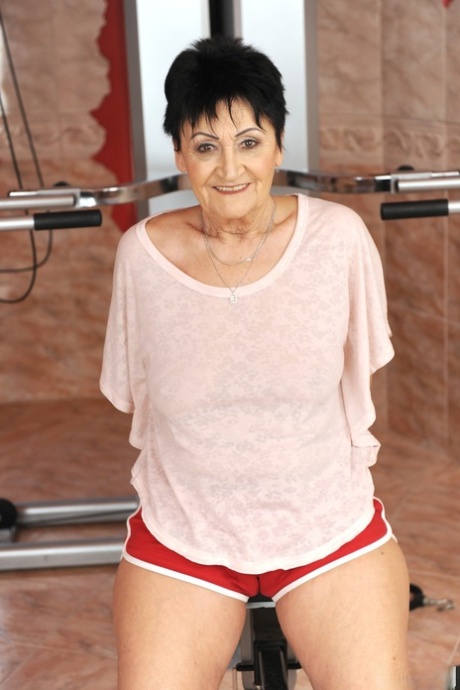 Impertinente nonna Anastasia strisce in palestra per diffondere nudo su il attrezzature