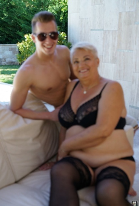 Stor boobed blond bbw granny suger fett kuk och visar kuk ridning färdigheter